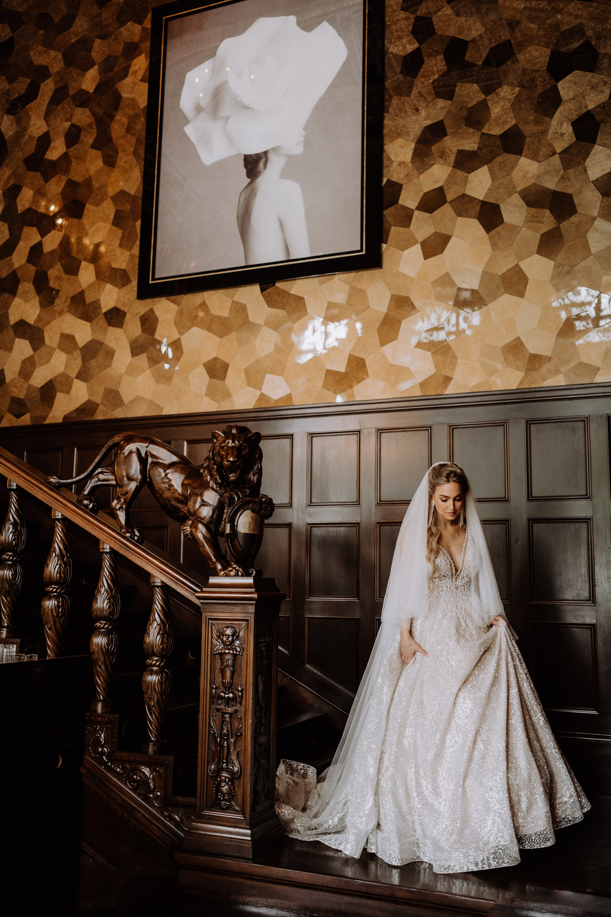 Braut geht in das Foyer des Schlosshotel Berlin