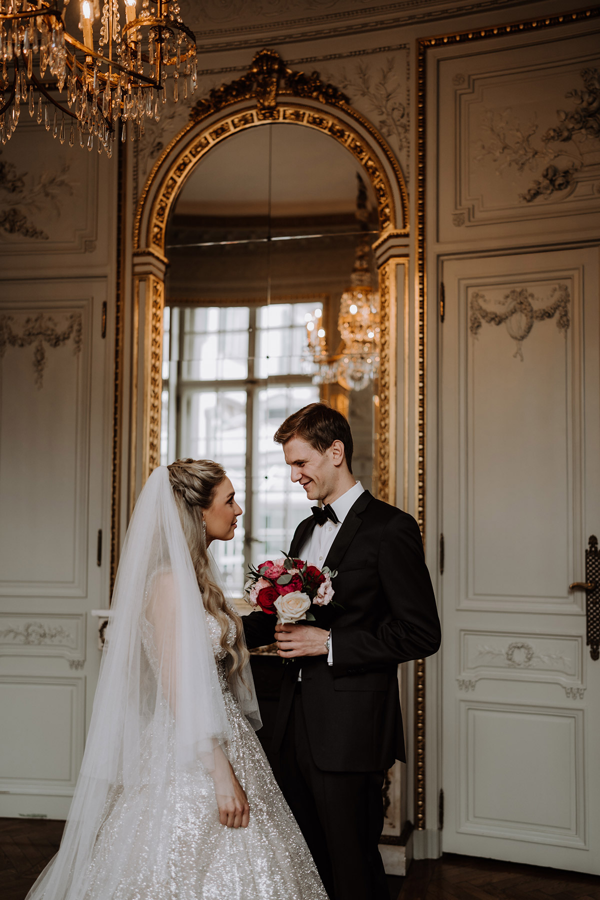 Vestibül vom Schlosshotel Berlin by Patrick Hellmann – First Look von Braut und Bräutigam