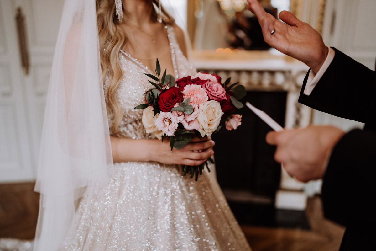 Brautstrauß wird von Braut gehalten