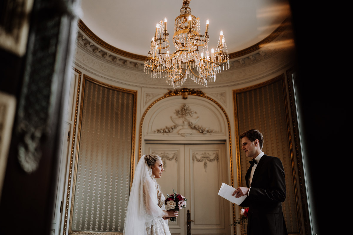 Hochzeitsfotograf und Videograf im Schlosshotel Berlin by Patrick Hellmann: Bräutigam liest sein Eheversprechen