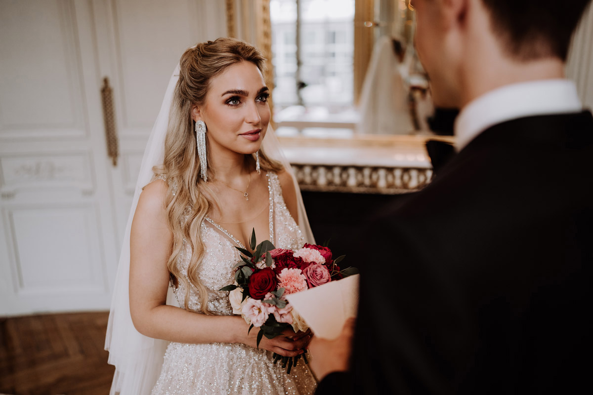 Braut schaut Bräutigam erwartungsvoll an