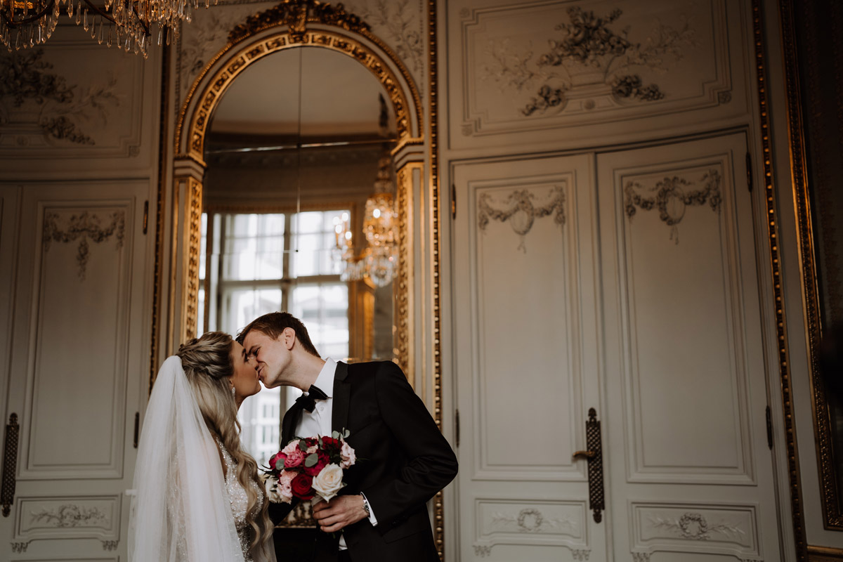 Vestibül Schlosshotel Berlin: Hochzeitspaar küsst sich