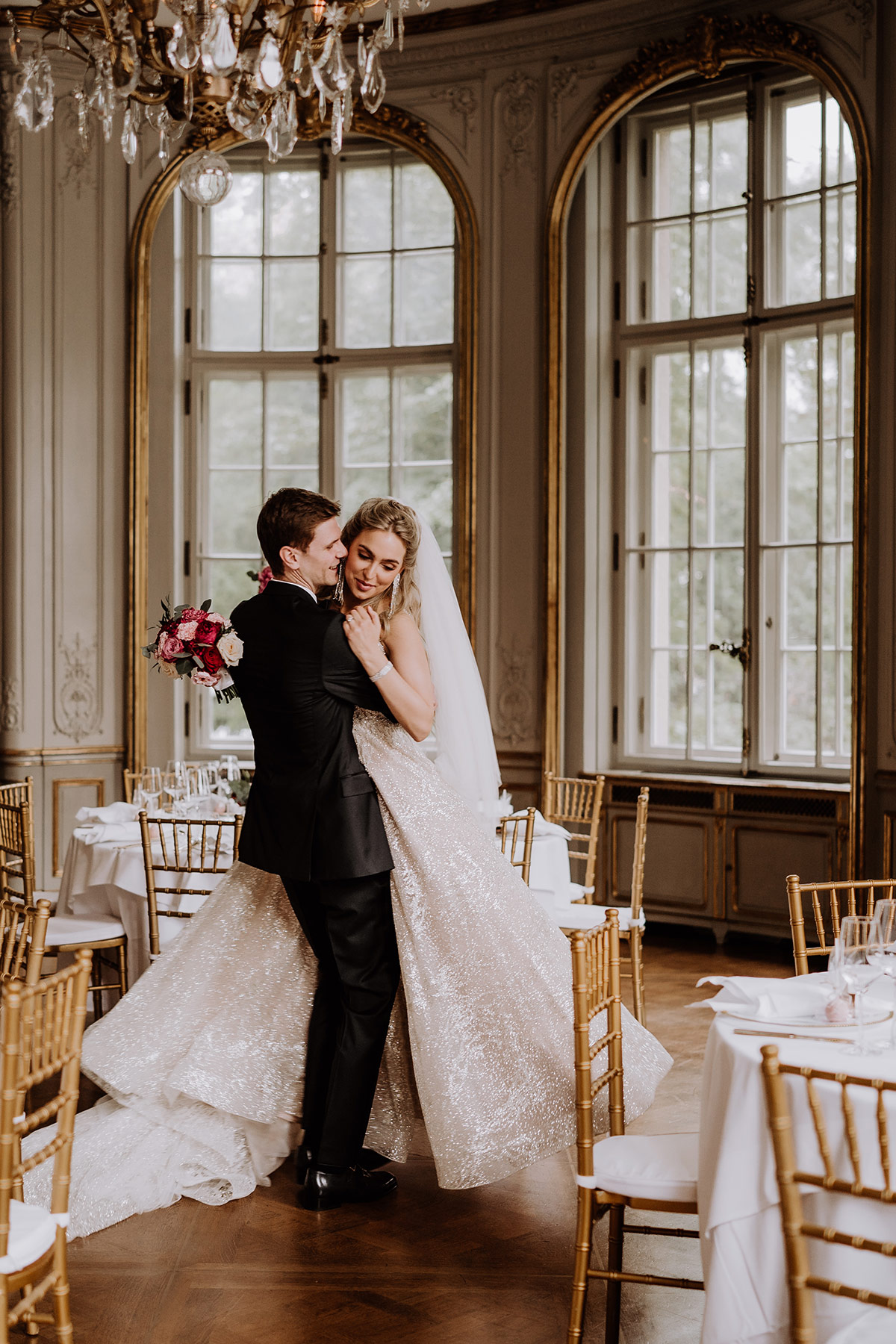 Brautpaarfoto zur Hochzeit im dekorierten Musikzimmer vom Schlosshotel Berlin, inszeniert vom Foto- & Videoteam