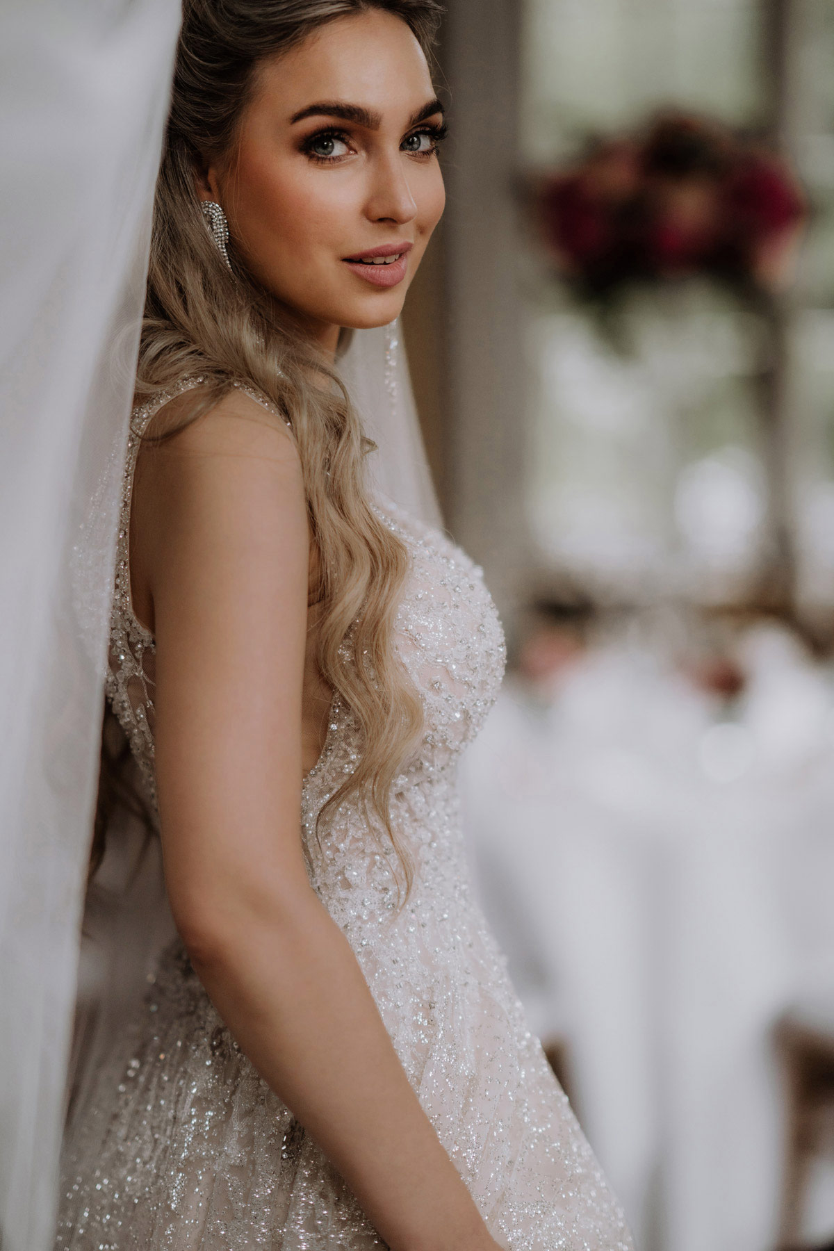 Braut im Barbie-Look schaut direkt in die Kamera der Berliner Hochzeitsfotografin