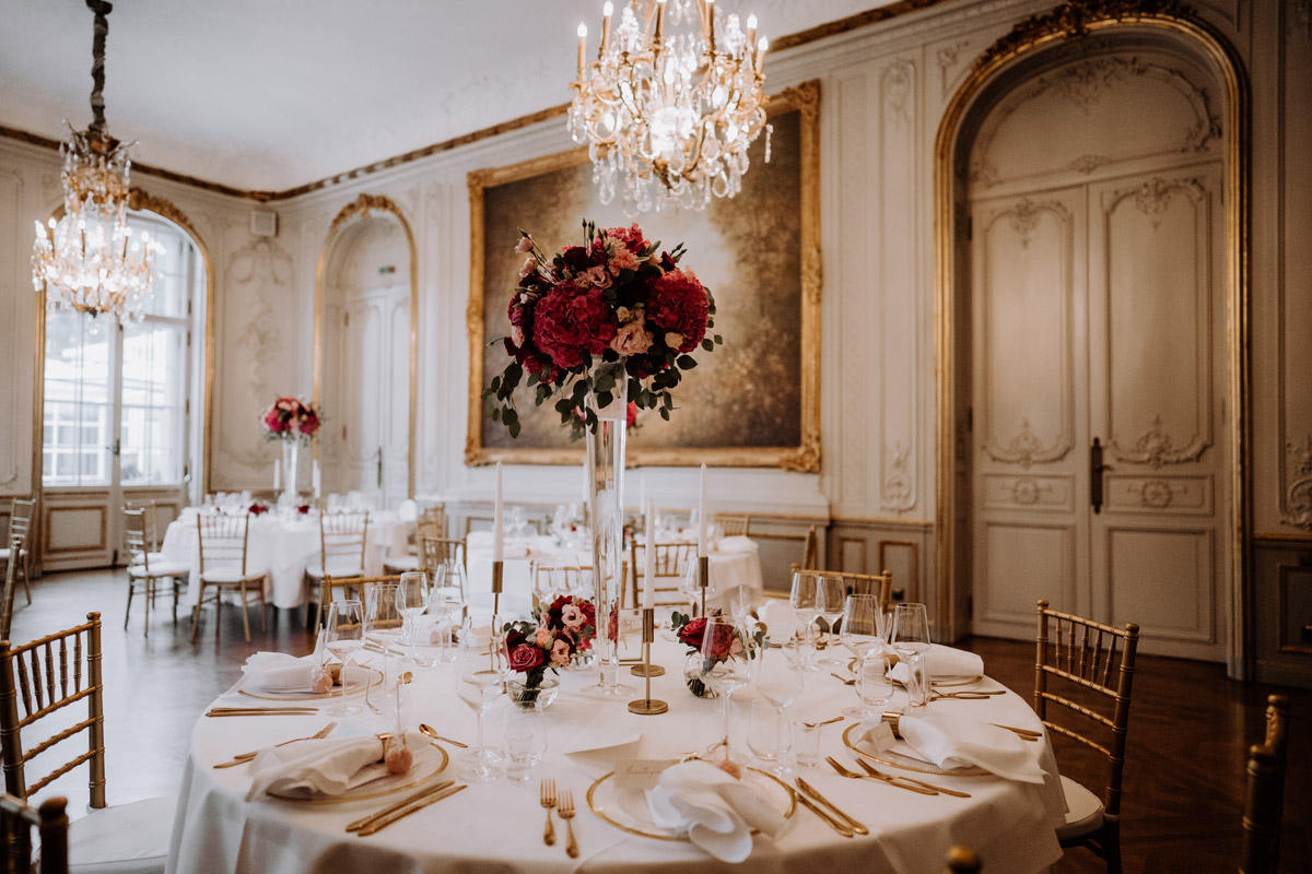 Musikzimmer im Patrick Hellmann Schlosshotel Berlin Raumübersicht mit Hochzeitsdekoration