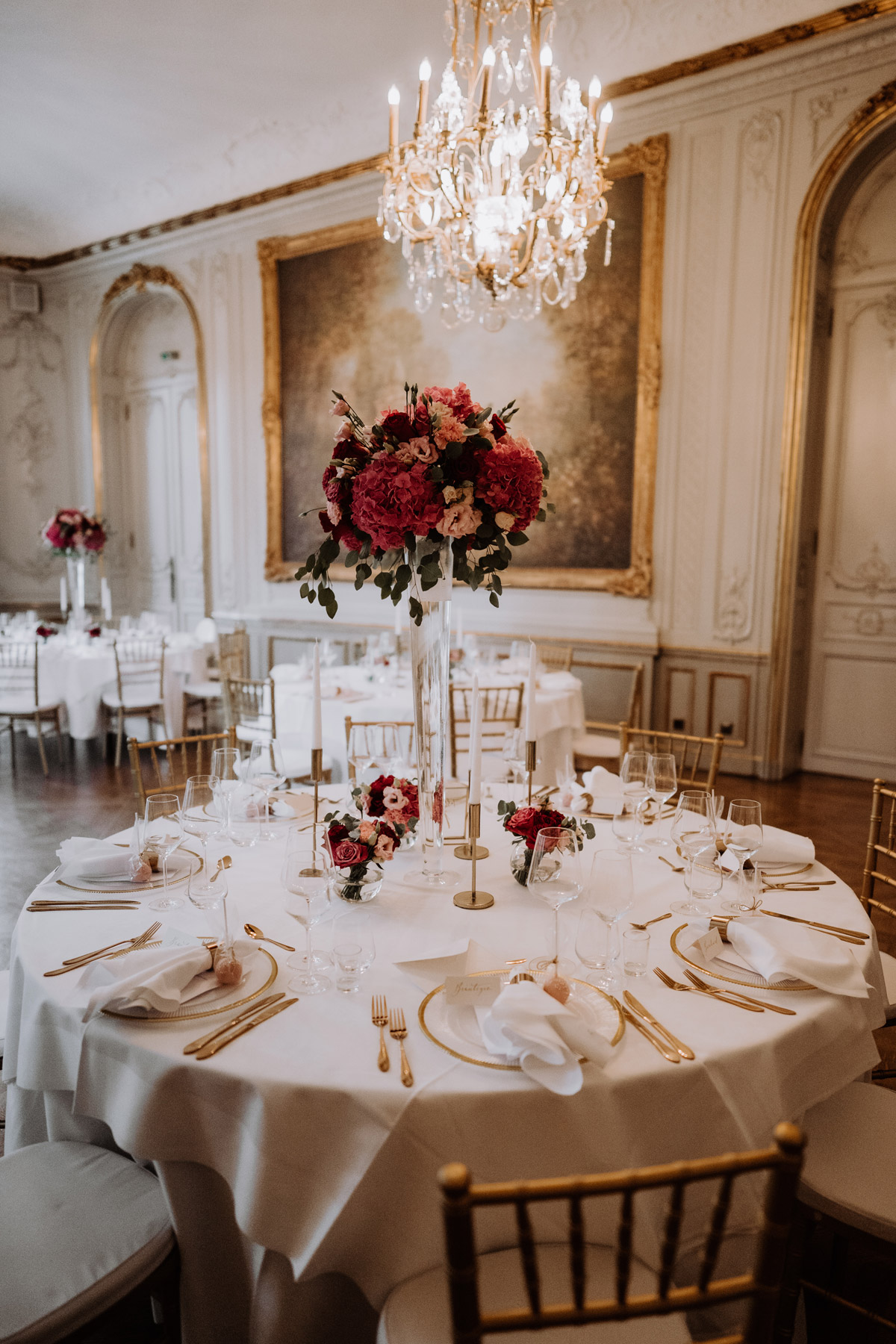 Schlosshotel Berlin Musikzimmer Hochzeit: Raumübersicht mit runden, dekorierten Tischen