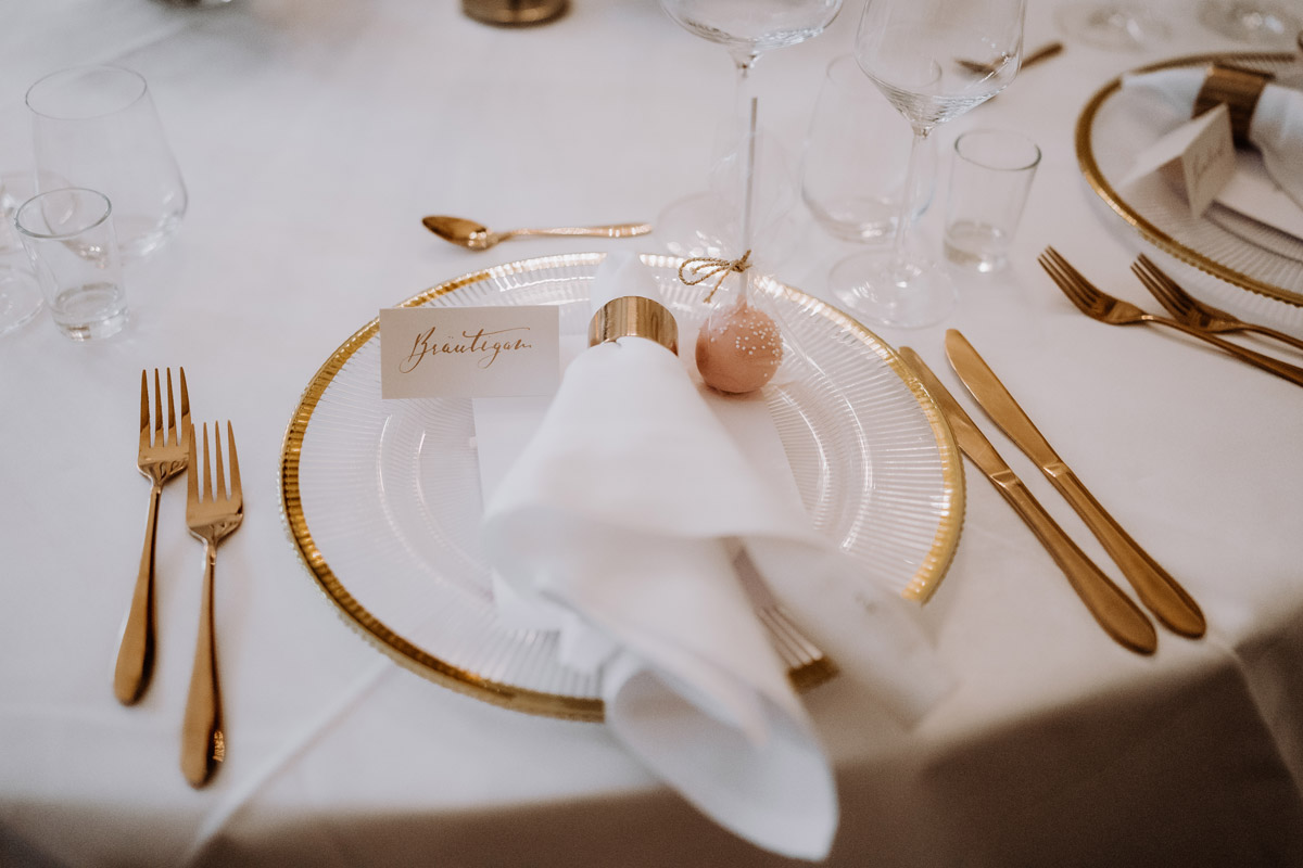 Detailaufnahme Tischdekoration Platzteller Bräutigam mit goldenem Besteck