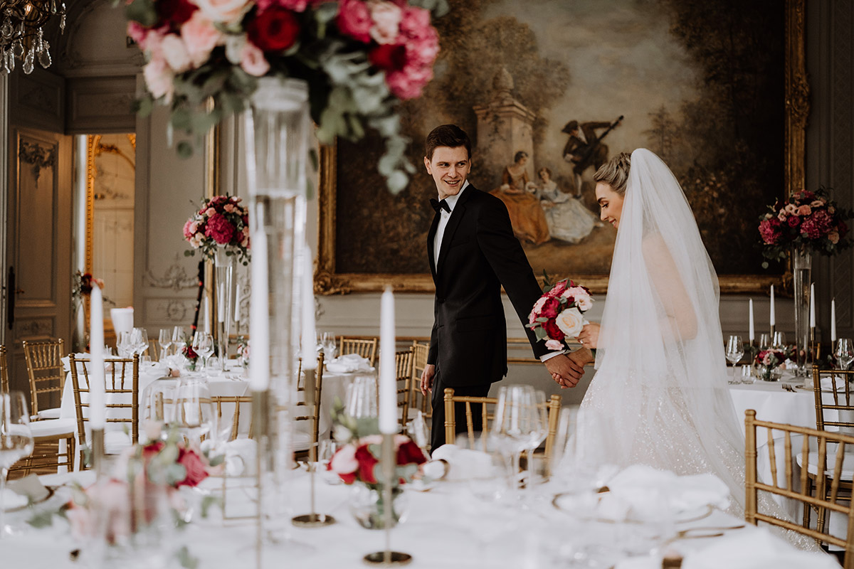 Hochzeitsfotoshooting im Musikzimmer vom Patrick Hellmann Schlosshotel Berlin