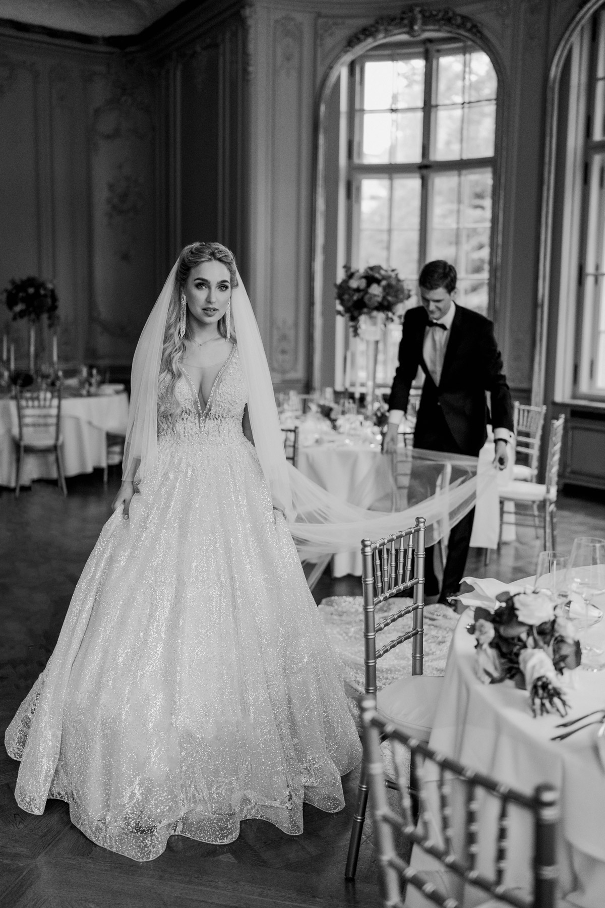 Braut sieht aus wie Barbie im Patrick Hellmann Schlosshotel Grunewald in Berlin