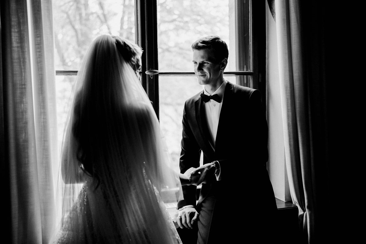 Bräutigam hält Hand der Braut und schaut sie an