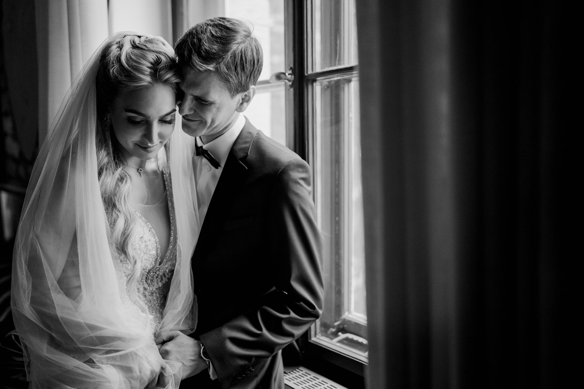 Brautpaar im Schlosshotel Berlin kuschelt für Hochzeitsvideo und -foto