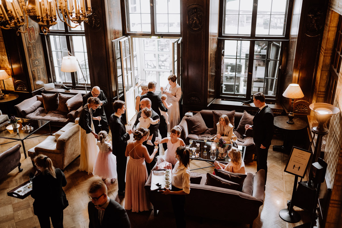 Empfang der Hochzeitsgäste in Lobby des Hotels