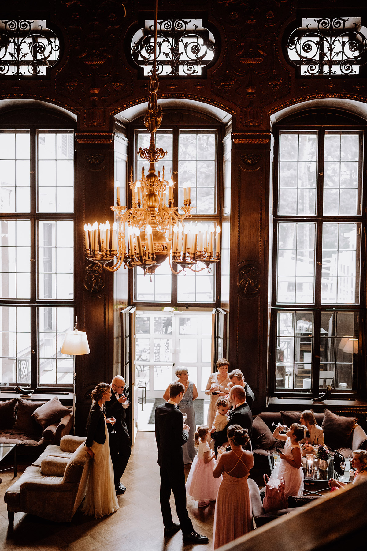Lobby Schlosshotel Berlin Übersicht: Begrüßung der Hochzeitsgäste durch Bräutigam