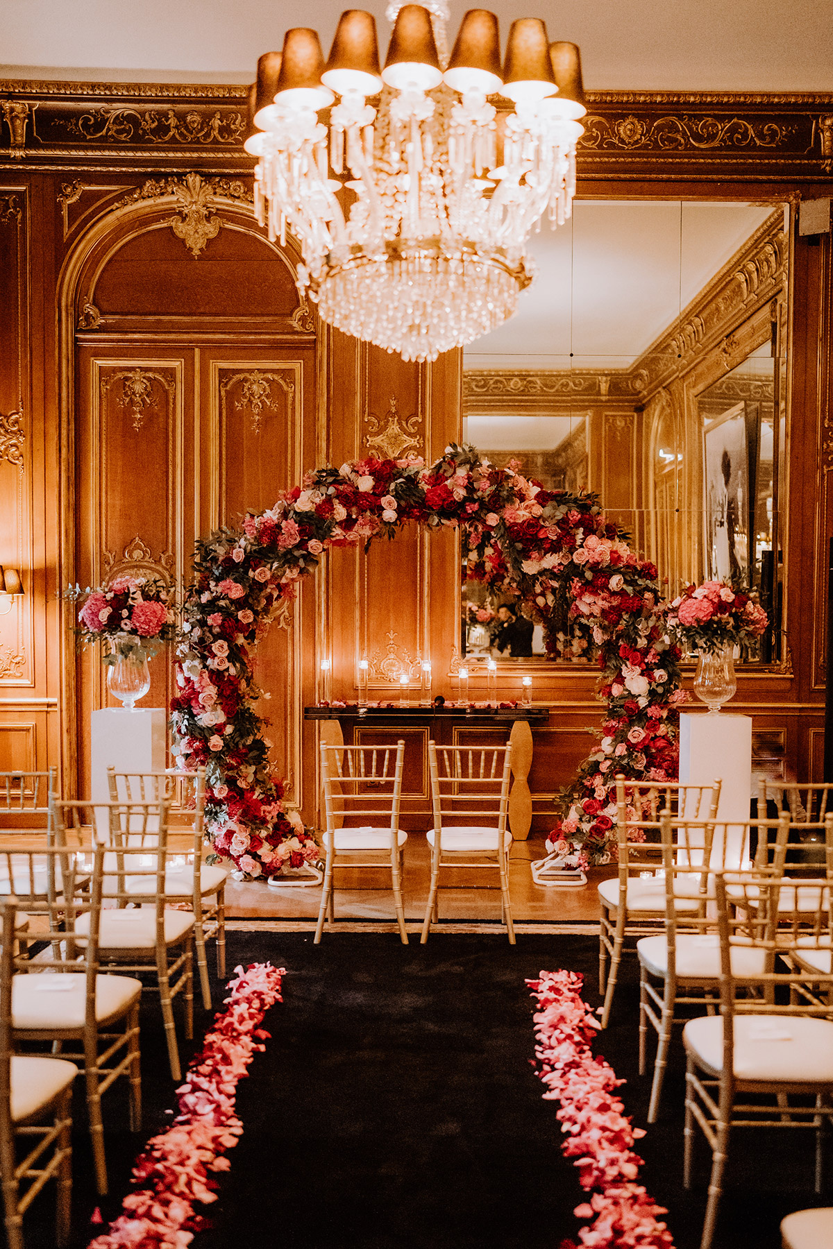 Traubogen und Hochzeitsdekoration in Bar vom Patrick Hellmann Schlosshotel Grunewald Berlin