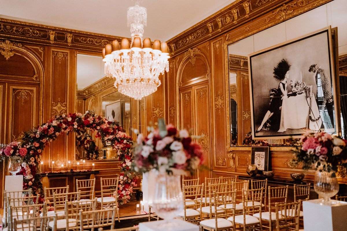 Bar vom Patrick Hellmann Schlosshotel Grunewald Berlin mit Hochzeitsdekoration und Traubogen