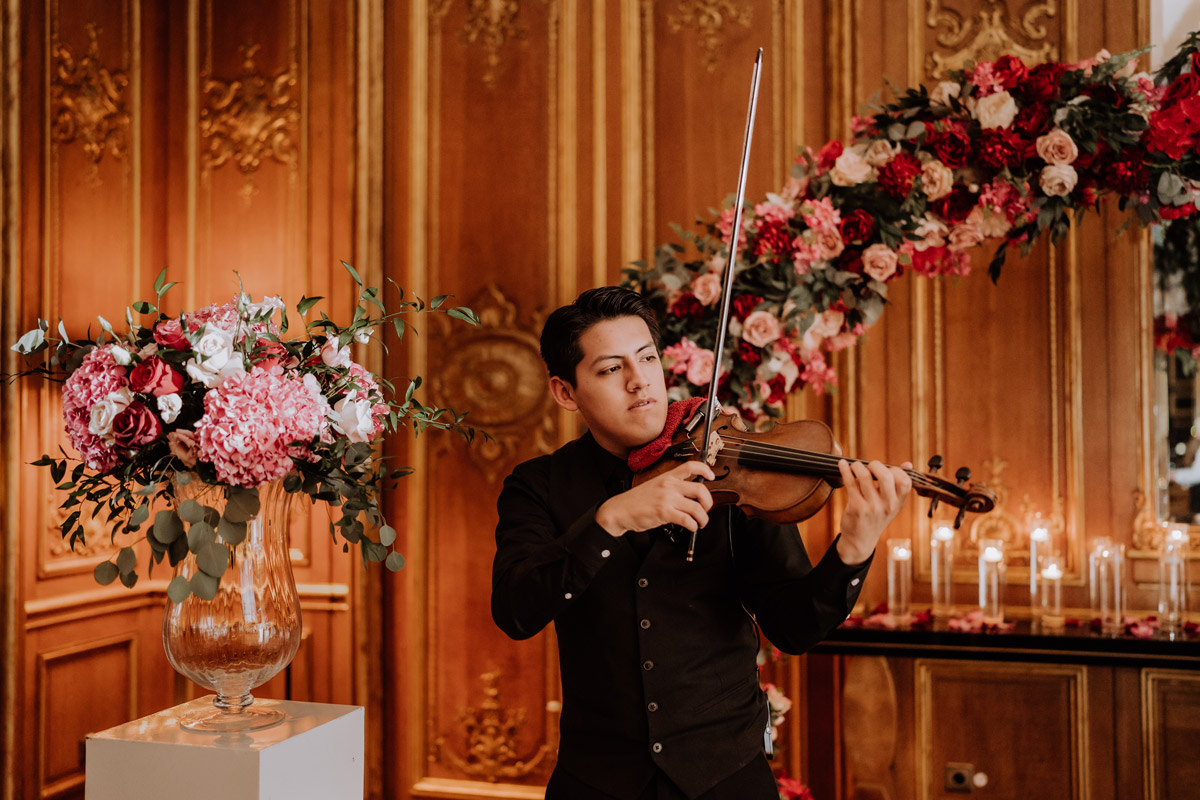 Geigenspieler auf Schlosshochzeit