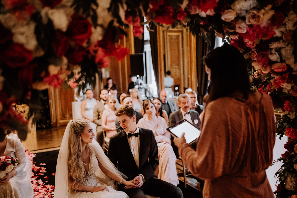 Bräutigam schaut Braut an