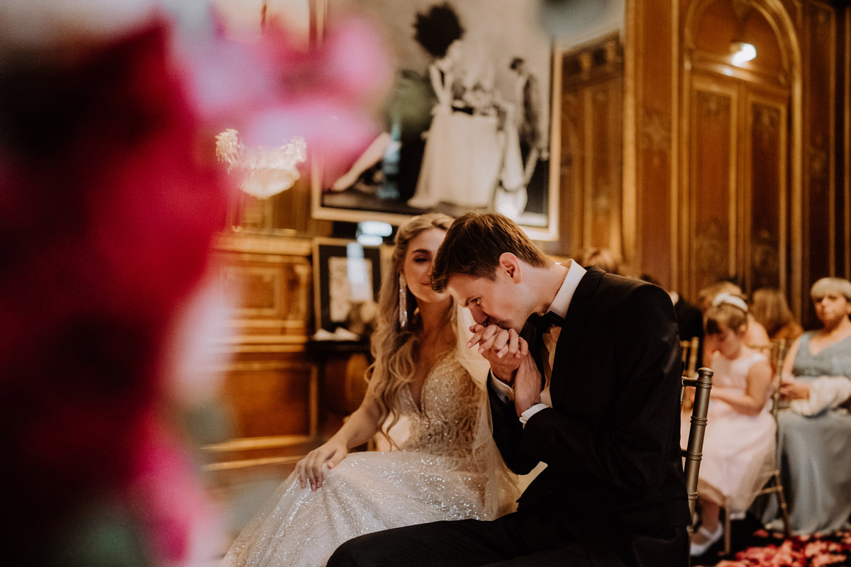 Bräutigam küsst Hand der Braut