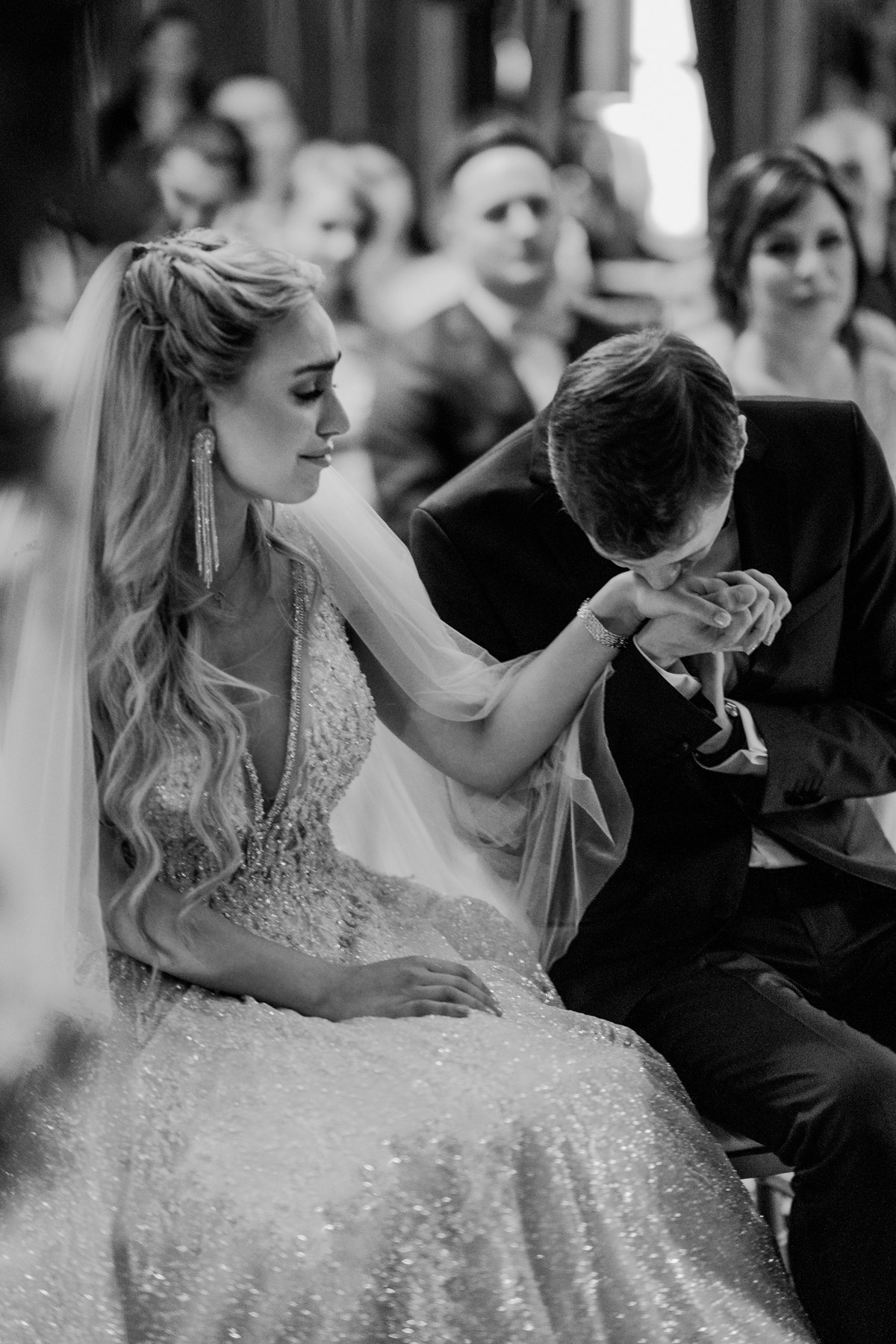 Bräutigam küsst weinende Braut auf die Hand bei der Regenhochzeit im Schlosshotel Berlin – Hochzeitsvideo und Hochzeitsreportage von Hochzeitsfotografin Melanie Meißner