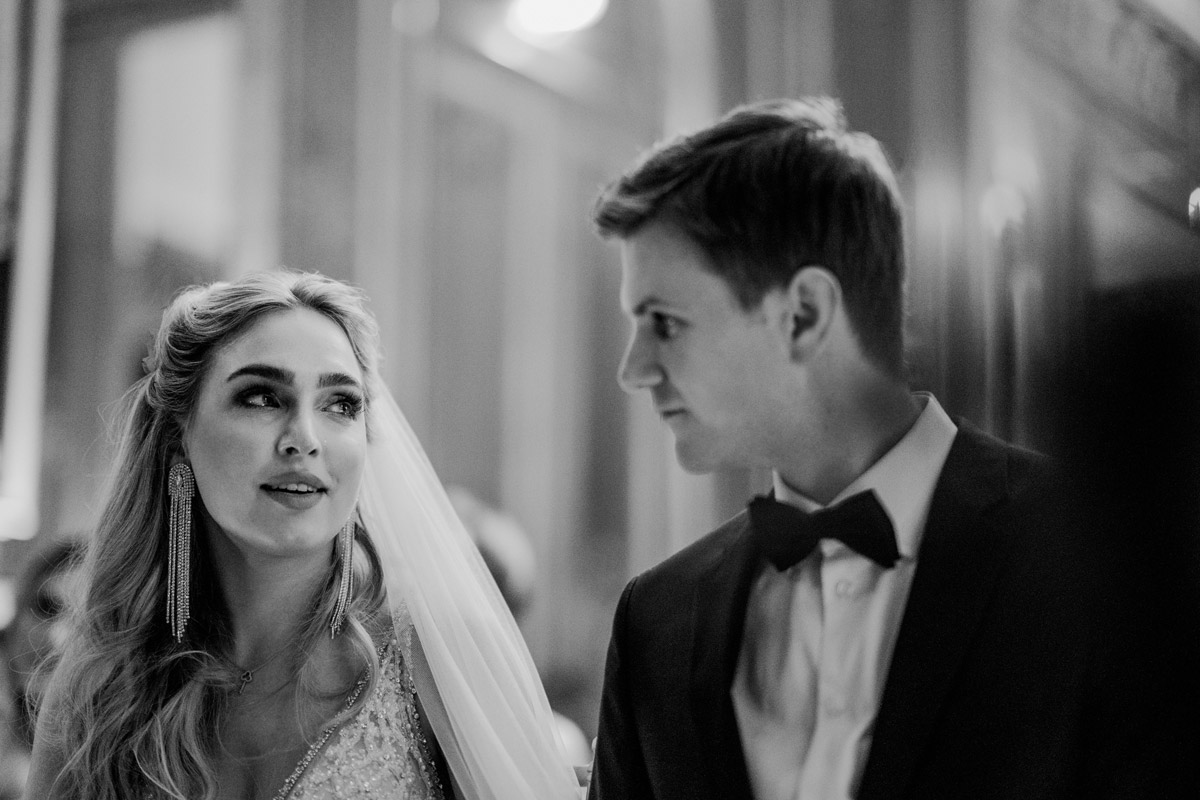 Braut schaut Bräutigam verliebt an