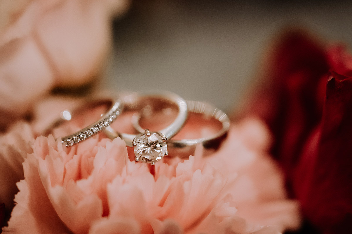 Eheringe auf Blumen bei Hochzeit im Patrick Hellmann Schlosshotel