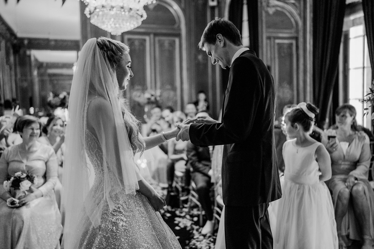 Bräutigam steckt Braut Ehering an