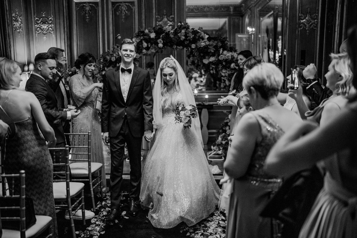 Auszug Brautpaar freie Trauung im Schlosshotel Berlin Grunewald