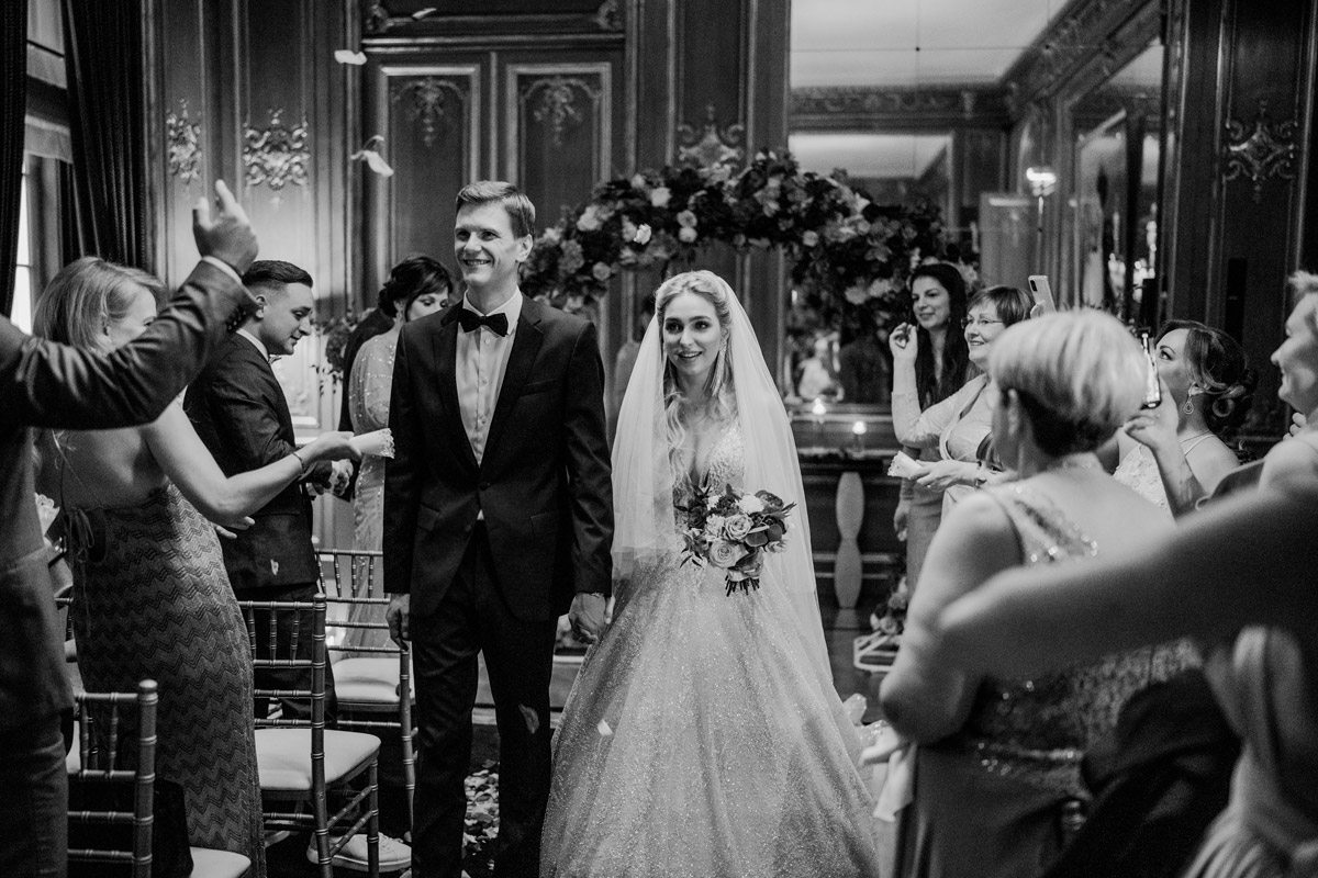 Schlosshotel Berlin Hochzeit bei Regen: Brautpaar zieht nach freier Trauung in Barraum aus