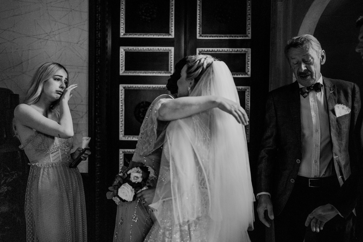 Gäste gratulieren Paar zur Hochzeit