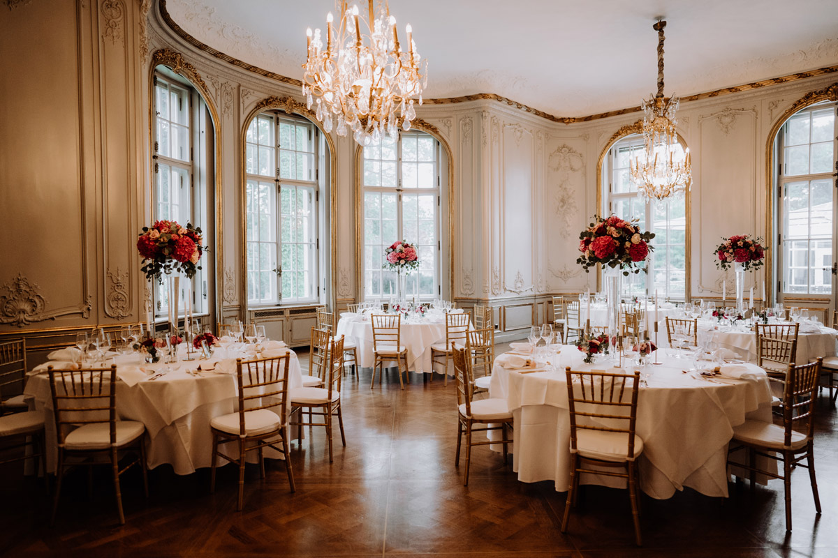 Musikzimmer Raumübersicht Hochzeit mit runden Tischen im Schlosshotel Berlin