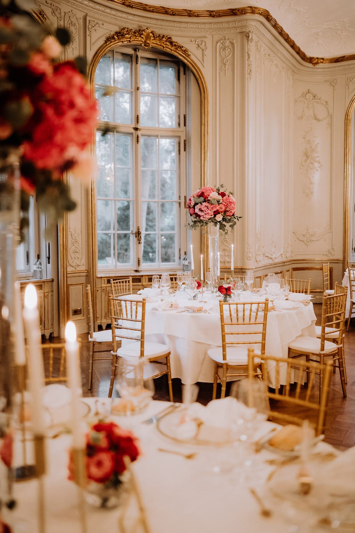 Festsaal im Renaissance Stil mit runden Fenstern und Tischen