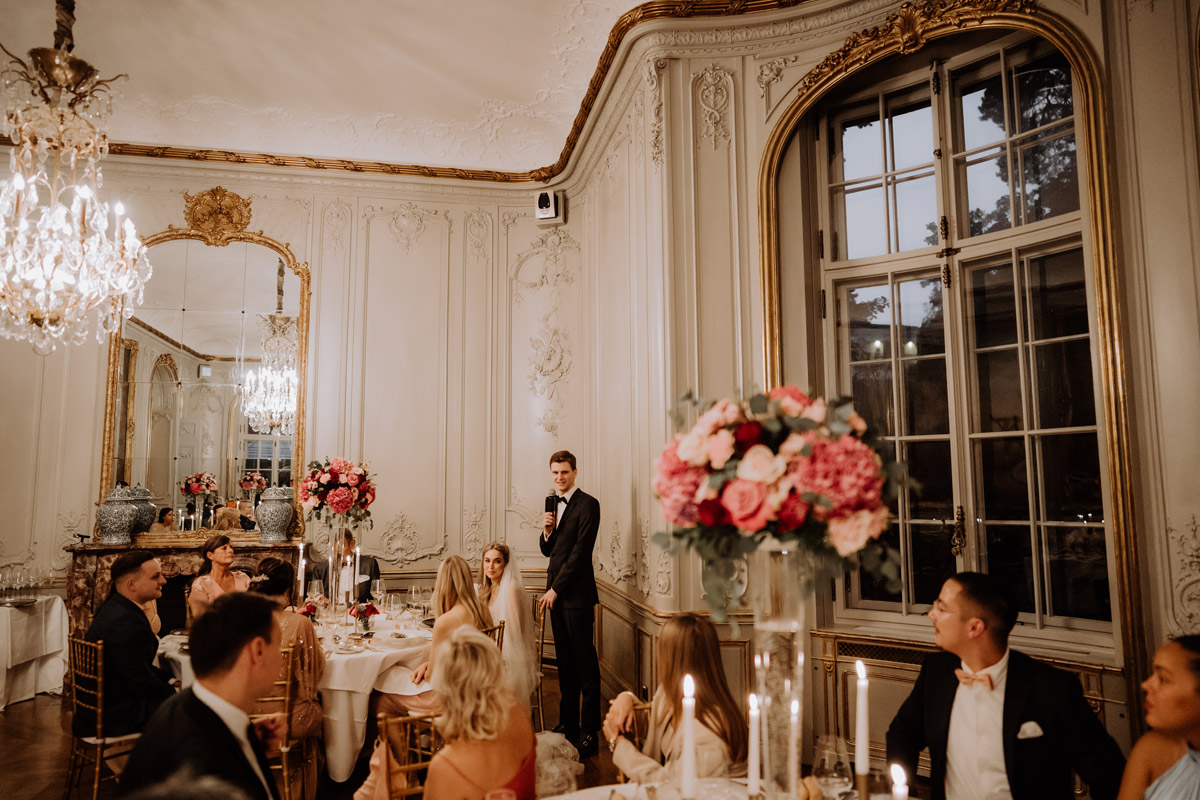 Schloss Hochzeit Berlin: Übersichtsfoto Musikzimmer mit Hochzeitsgesellschaft