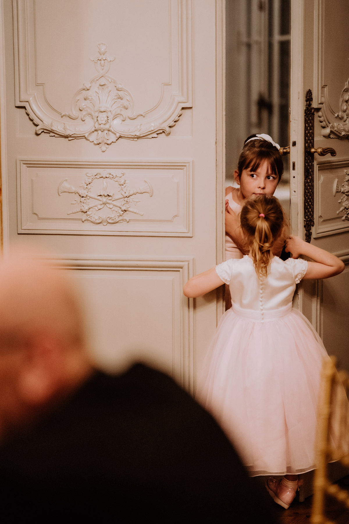 Kinder schauen durch die Tür in den Festsaal des Schlosshotel Berlin
