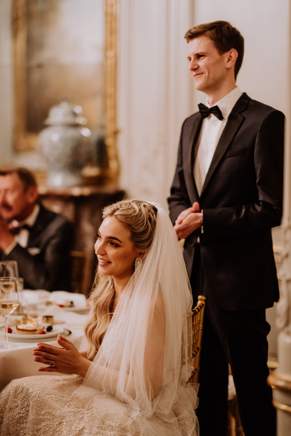 Brautpaar applaudiert dem Hochzeitsredner