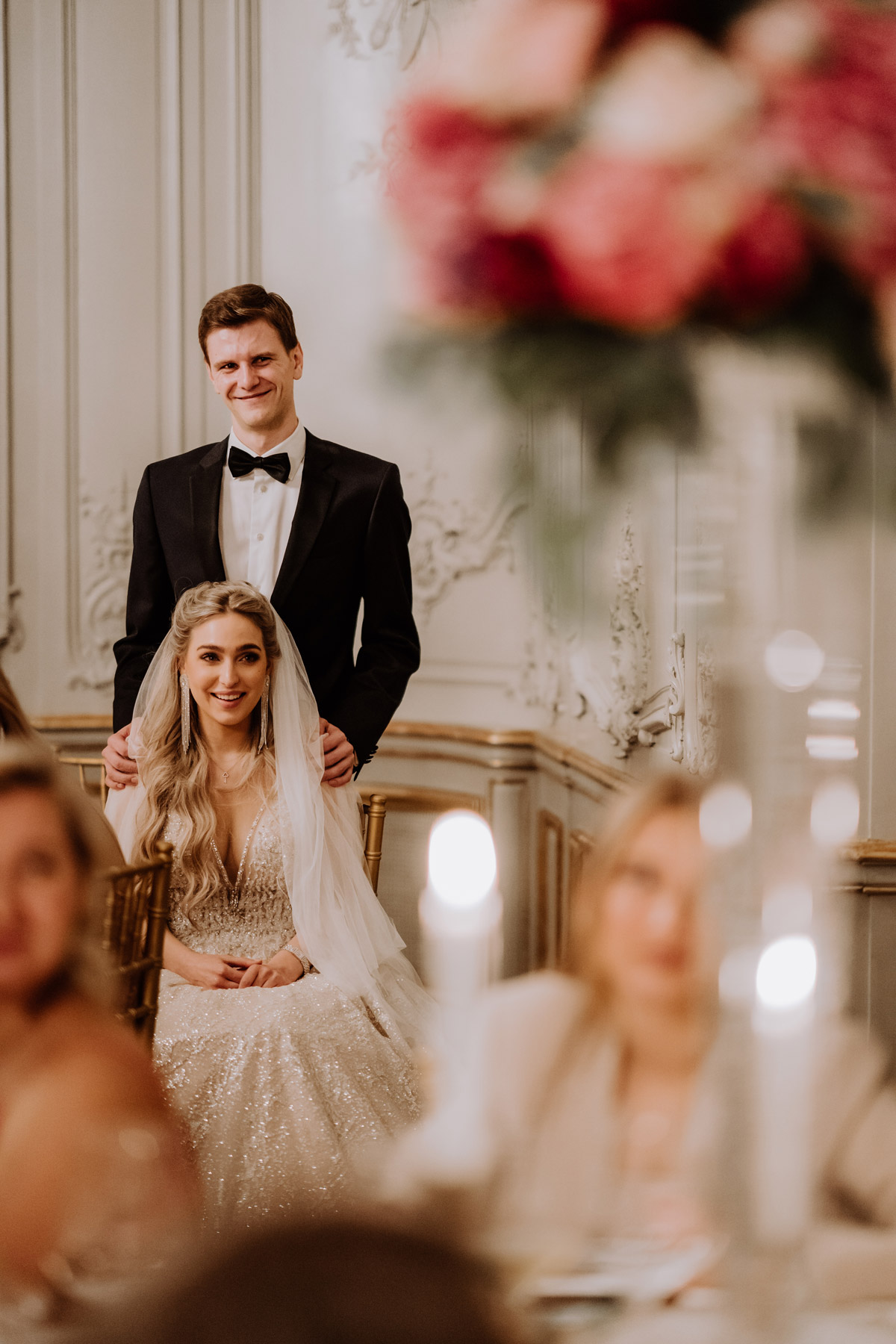 Hochzeitspaar im Musikzimmer strahlt Redner ihrer Hochzeit an