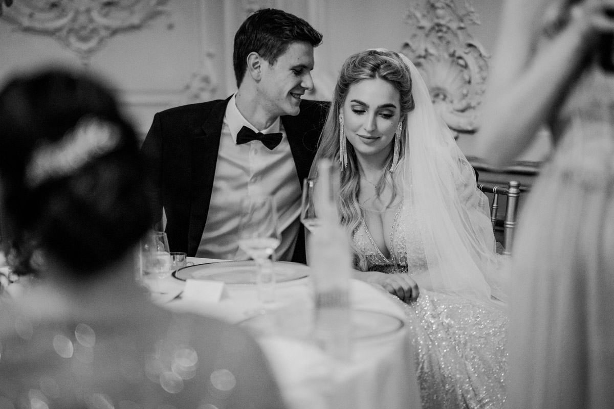 Brautpaar am Tisch im Patrick Hellmann Schlosshotel Grunewald