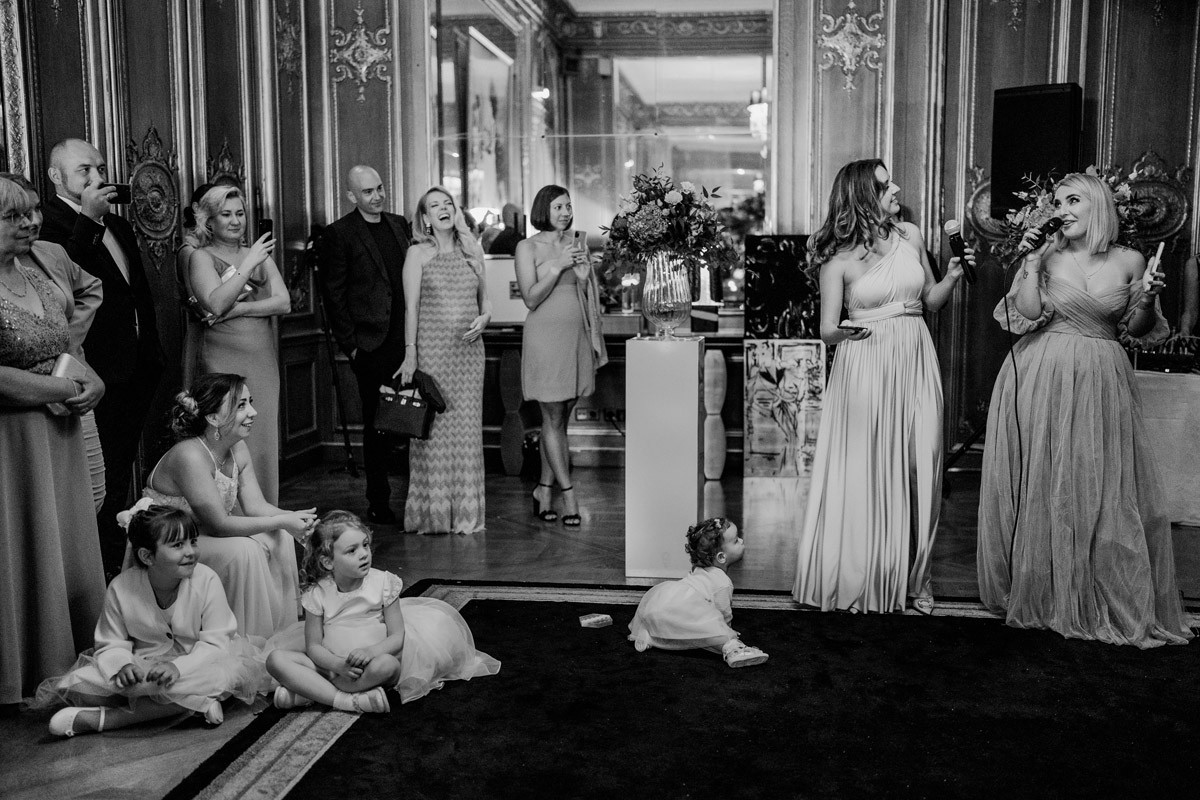 Übersichtsaufnahme im Barraum mit Gästen