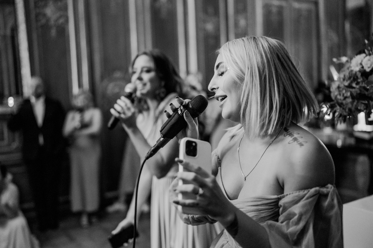 Gäste singen für Brautpaar - zu hören im Hochzeitsfilm Schlosshotel Berlin