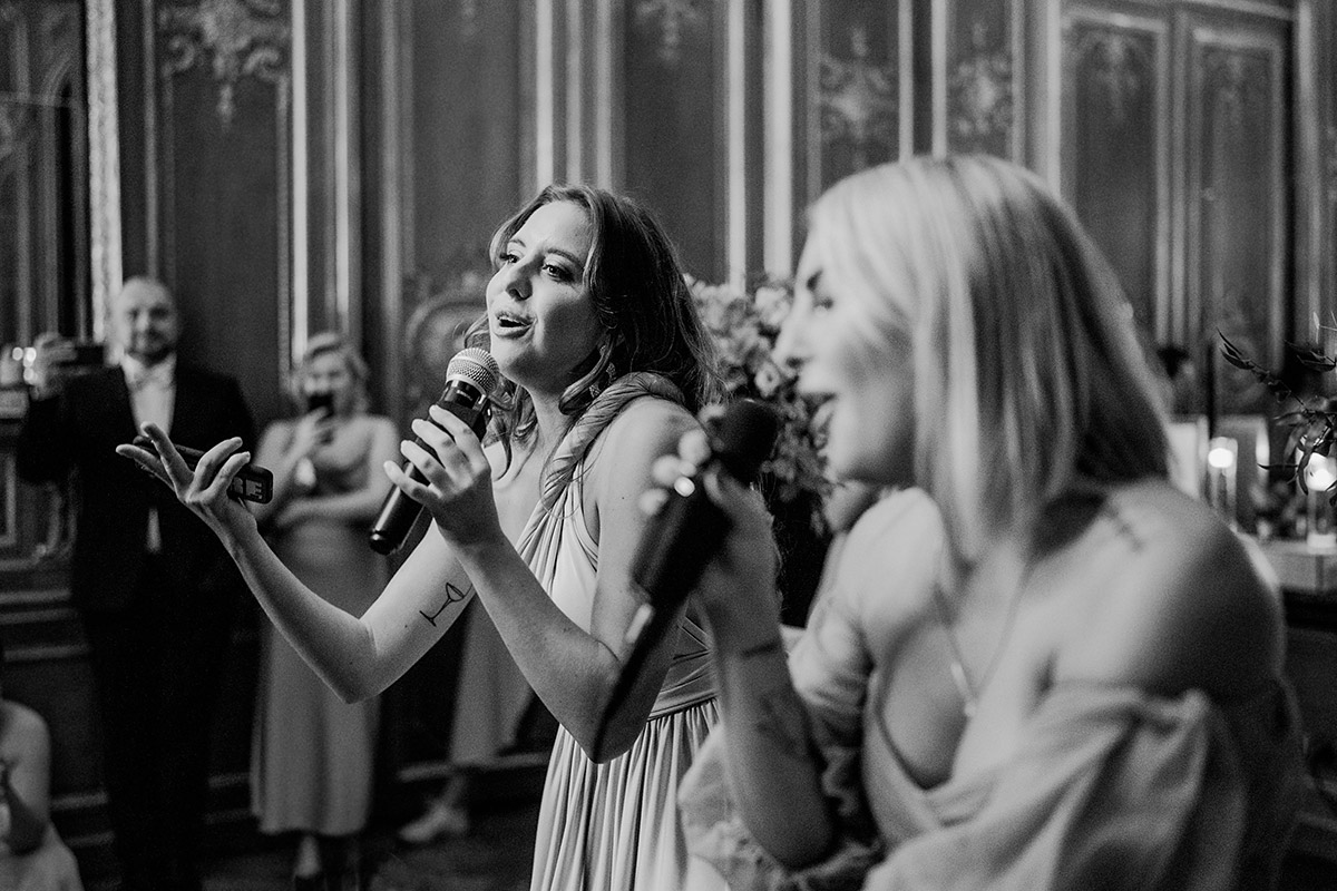 Hochzeitsgeschenk Gesang der Gäste für das Paar - zu hören im Hochzeitsvideo Schlosshotel Berlin