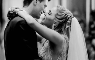 Emotionaler Hochzeitstanz in Schwarz-Weiß: Hochzeit im Schlosshotel Berlin begleitet vom Hochzeitsfotograf- und Videografen-Team Melanie Meißner