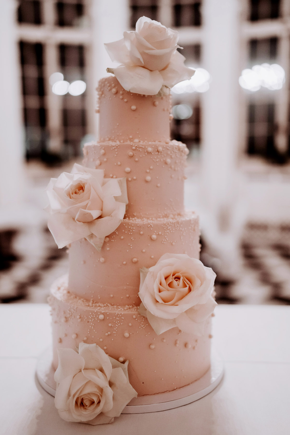 Hochzeitstorte rosa vierstöckig im Schlosshotel Grunewald im historischen Wintergarten