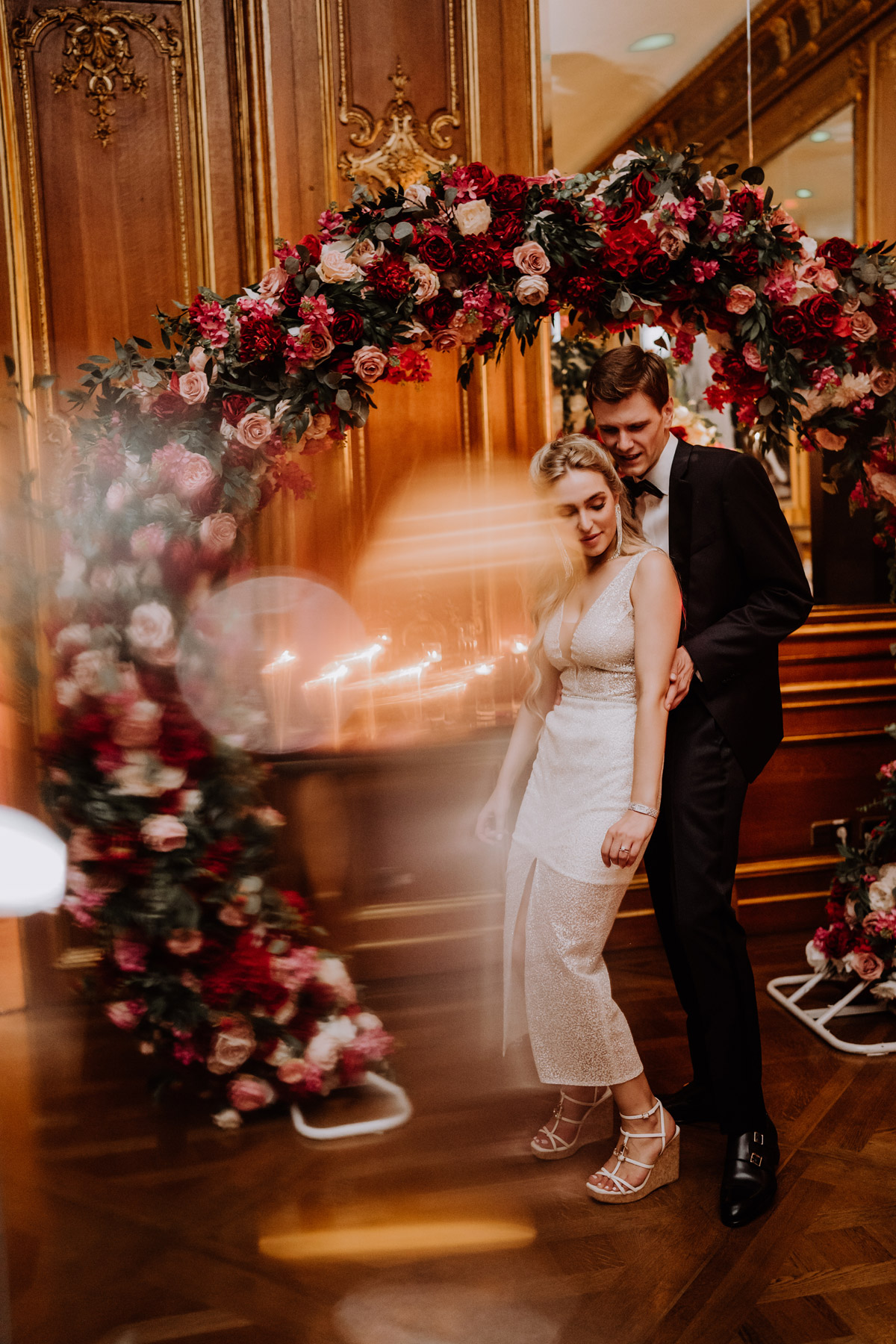 Brautpaar auf Hochzeitsparty im Schlosshotel Berlin