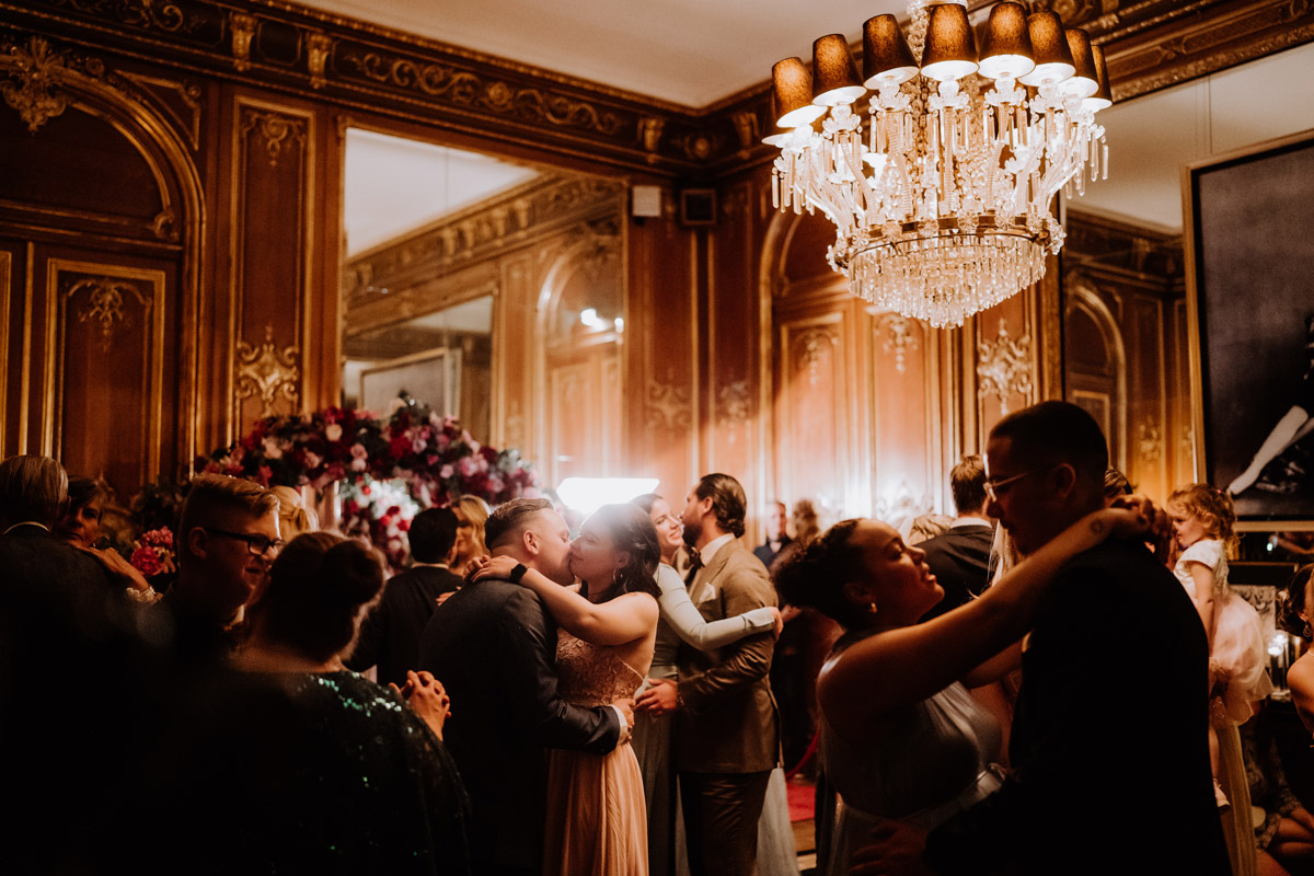 Übersicht Hotelbar mit tanzenden Gästen im Patrick Hellmann Schlosshotel Grunewald