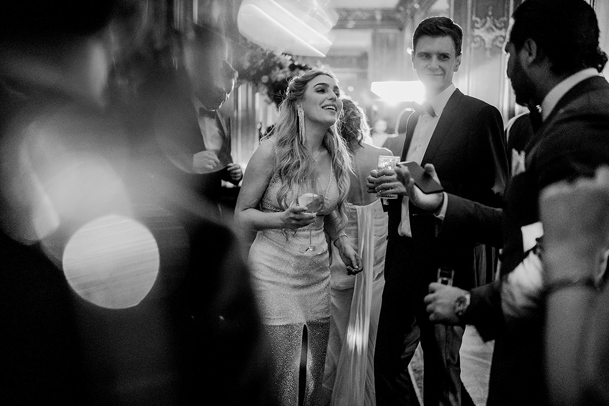 Brautpaar tanzt in Bar