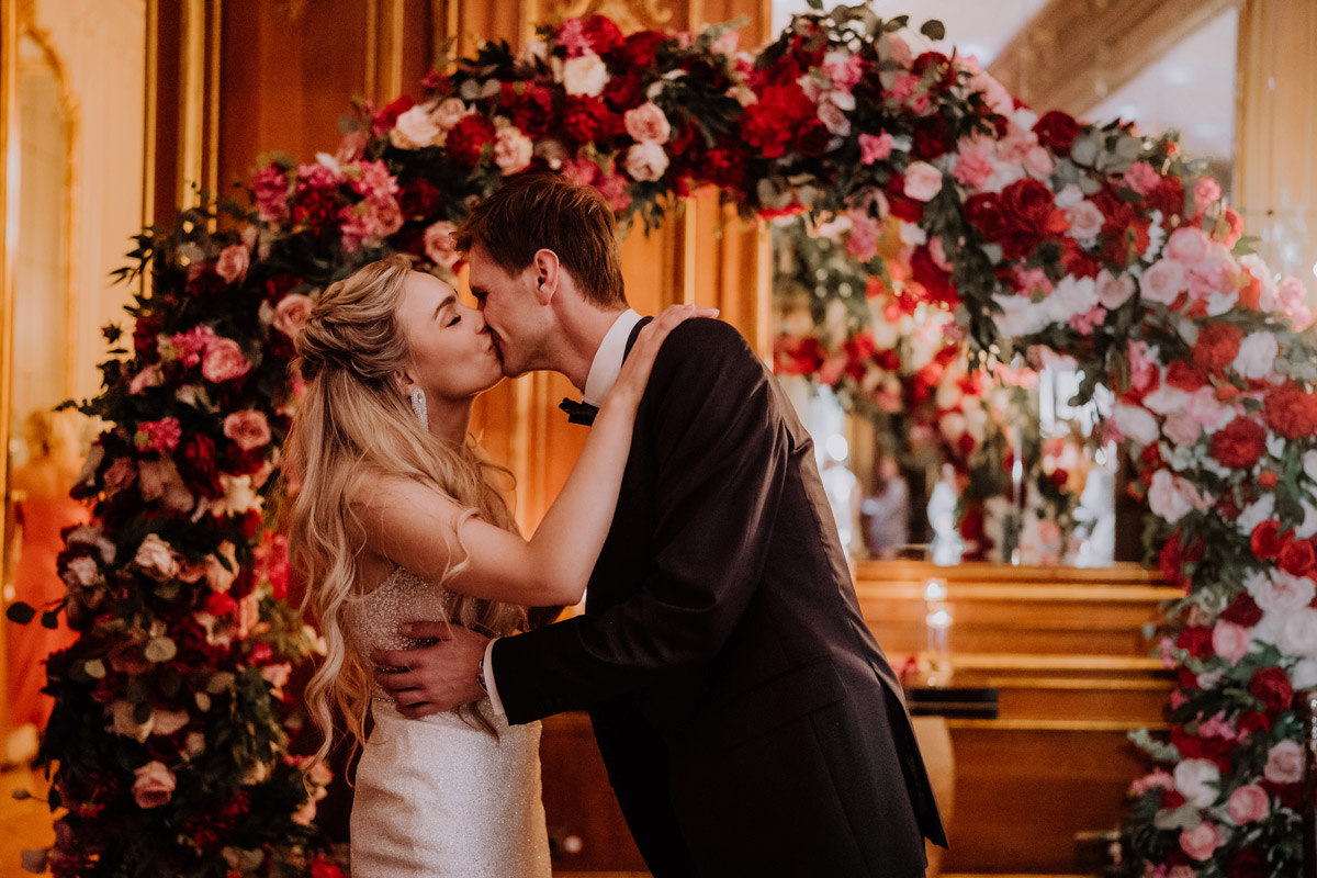 Heiraten im Patrick Hellmann Schlosshotel: Abschlusskuss des Hochzeitspaares