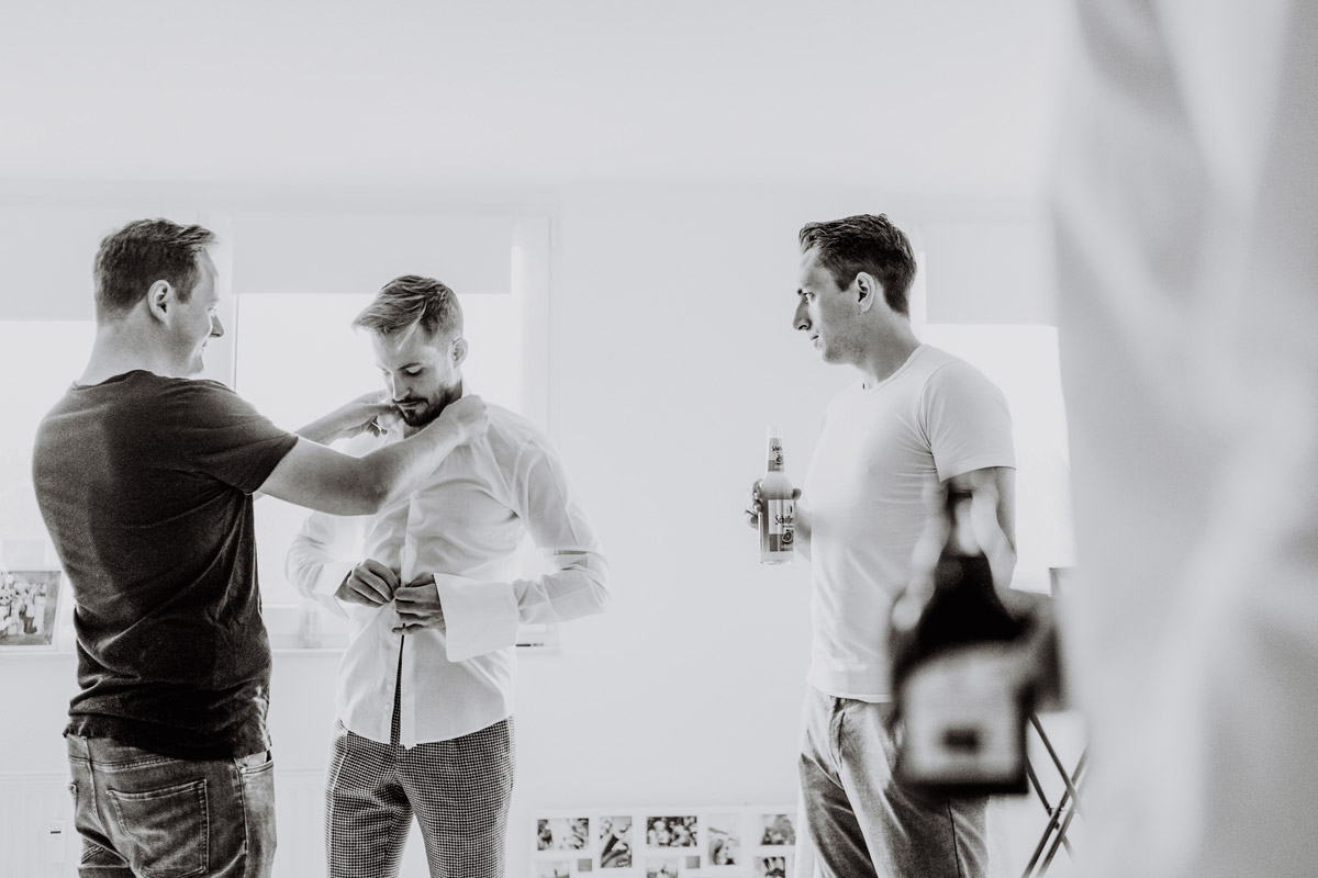 Getting Ready Bräutigam mit Trauzeugen in der Wohnung des Paares in Berlin