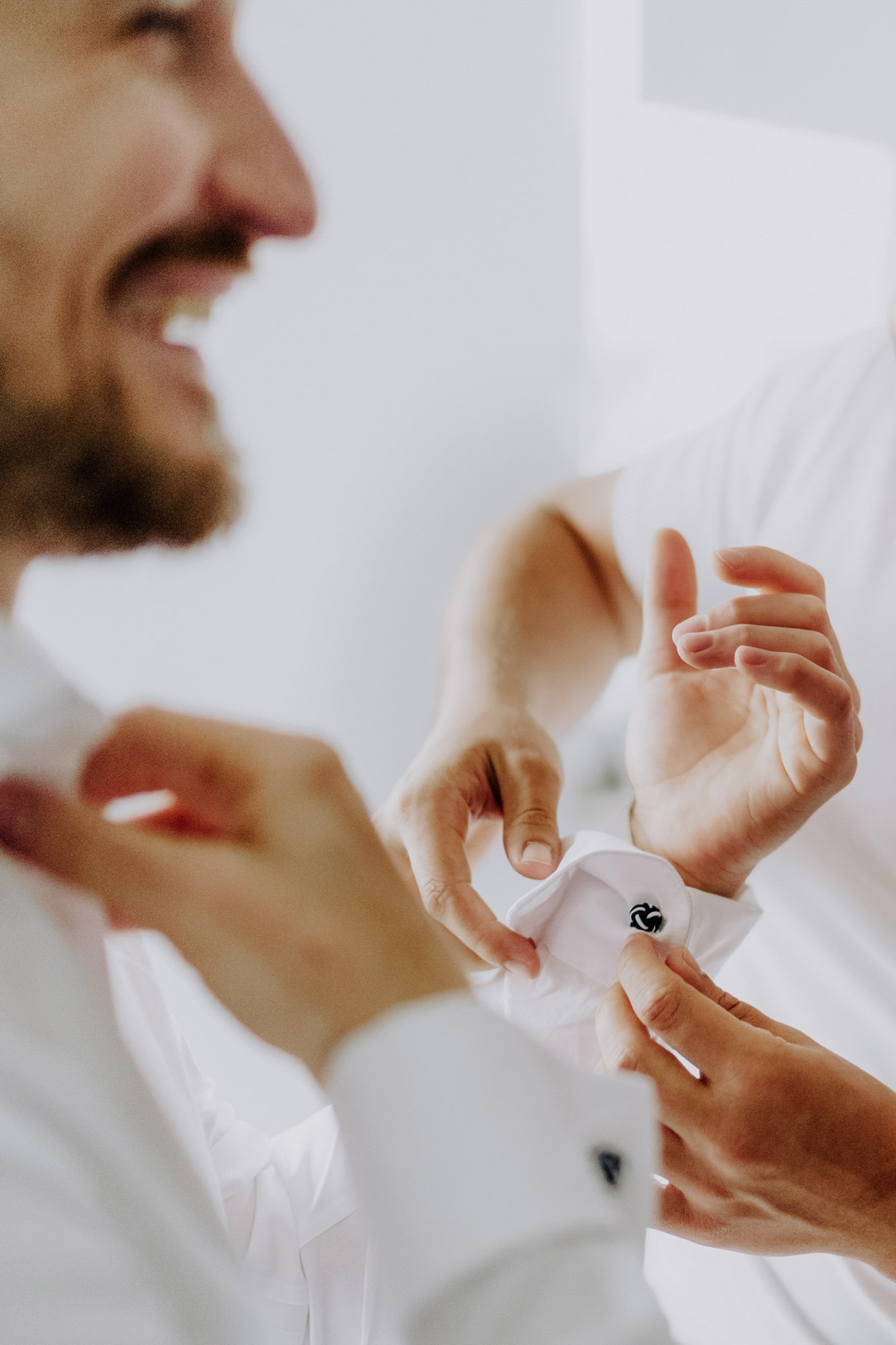 Hochzeitsvorbereitungen Bräutigam: Detail Manschettenknöpfe in Knotenform und Atmosphäre