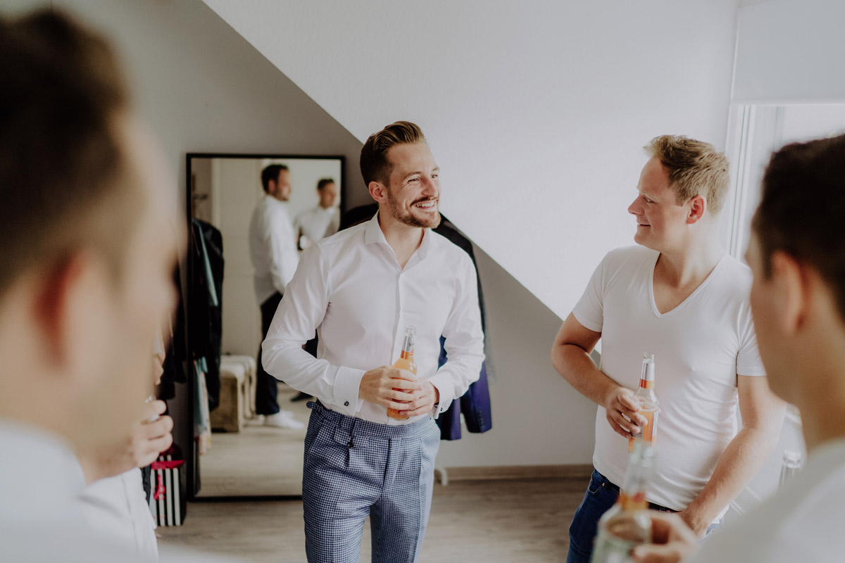 Bräutigam stößt mit Freunden zur Standesamt Berlin Hochzeit an
