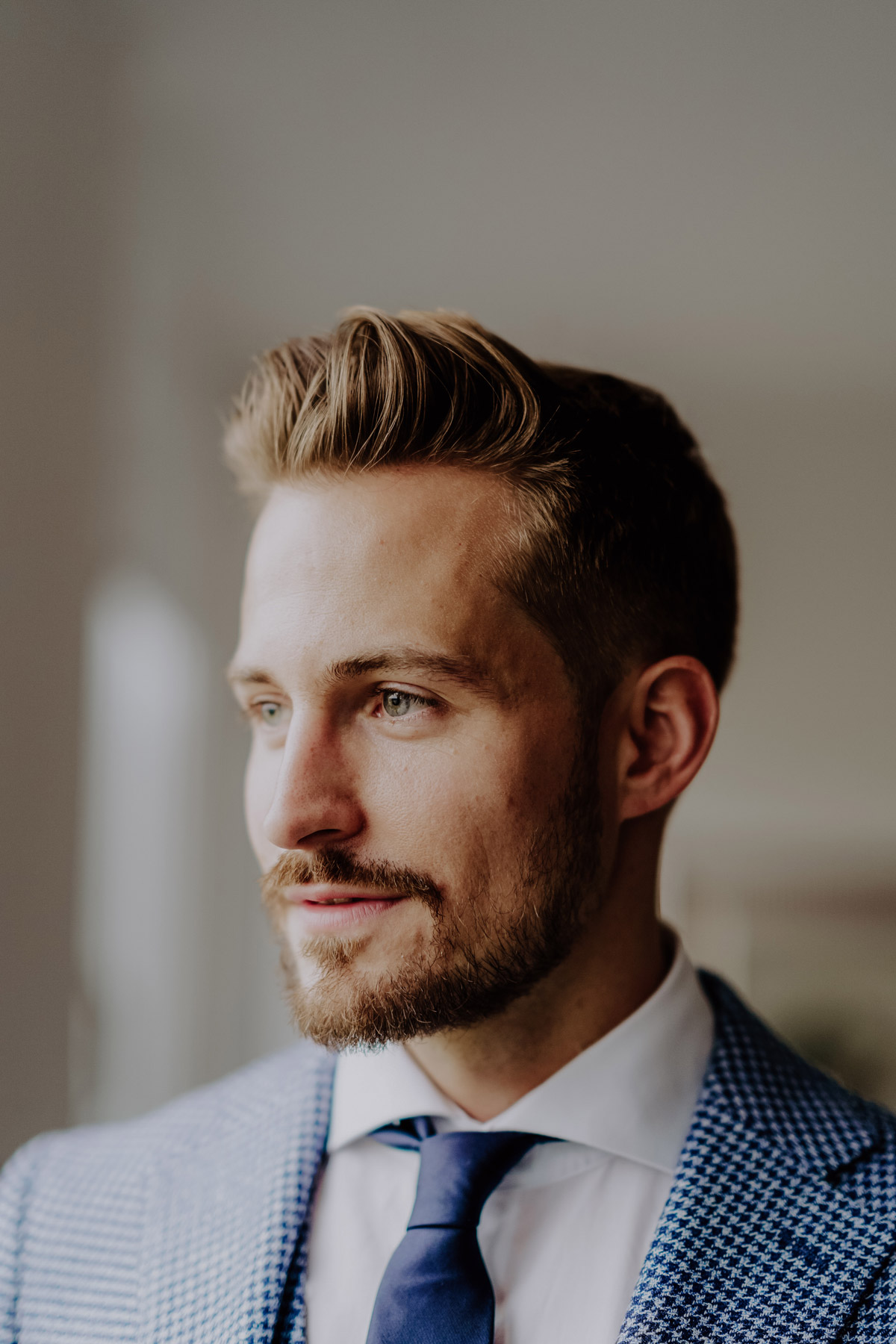 Bräutigam-Porträt und Look: Blauer karieter Anzug und Krawatte für das Standesamt Berlin