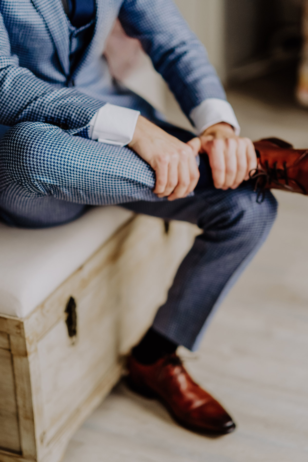 Bräutigam in blau kariertem Standesamt-Anzug - Detailaufnahme